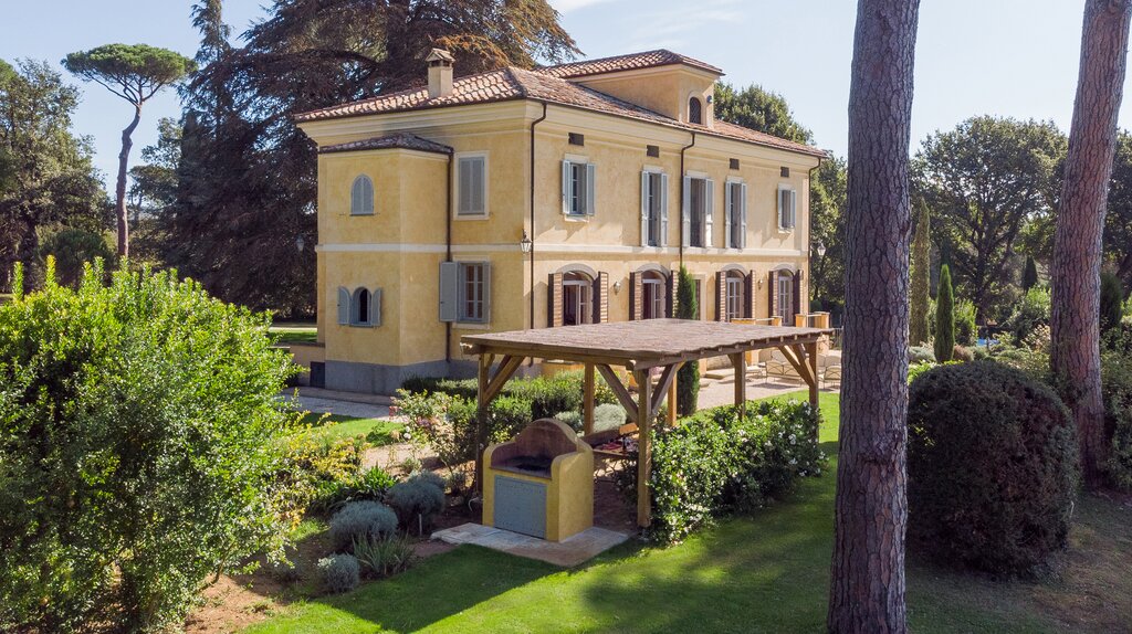 Facade with dining pergola